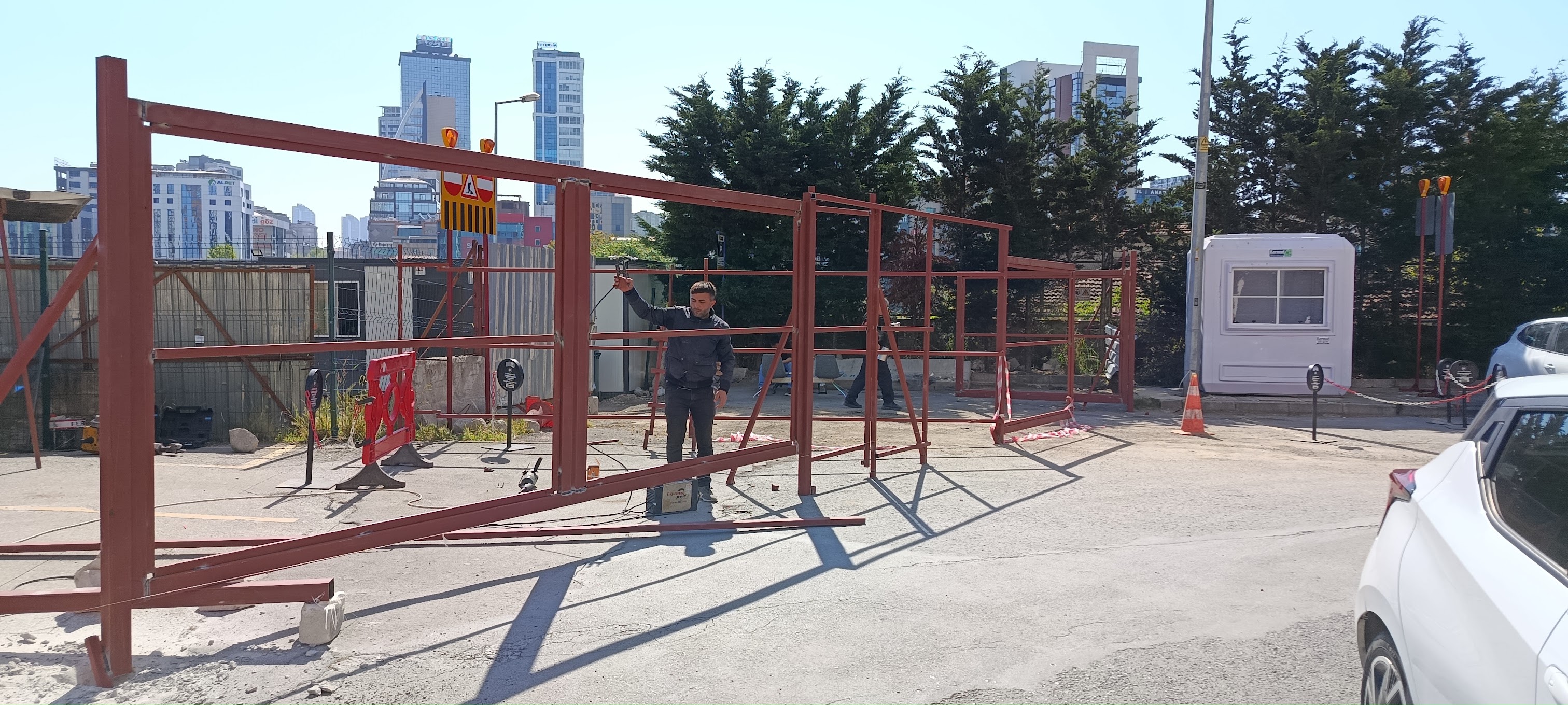 Kapı ve Spor Sahası